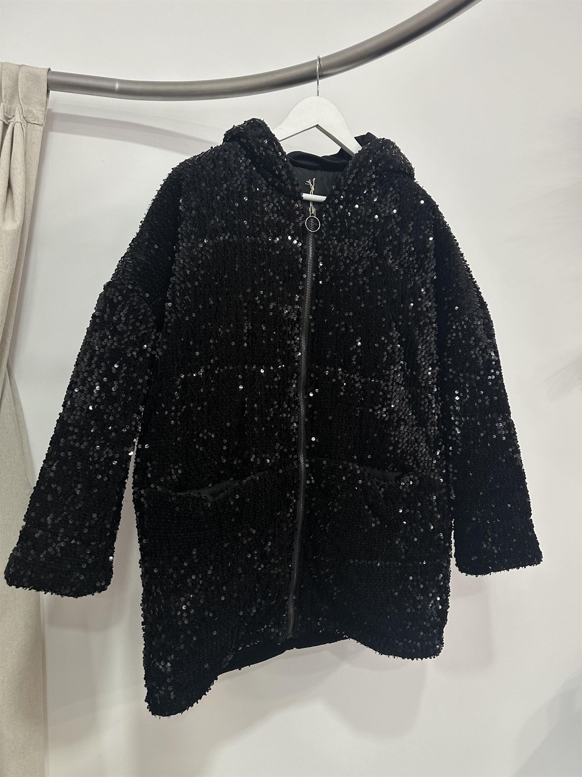 ABRIGO NEGRO LENTEJUELAS - Imagen 3