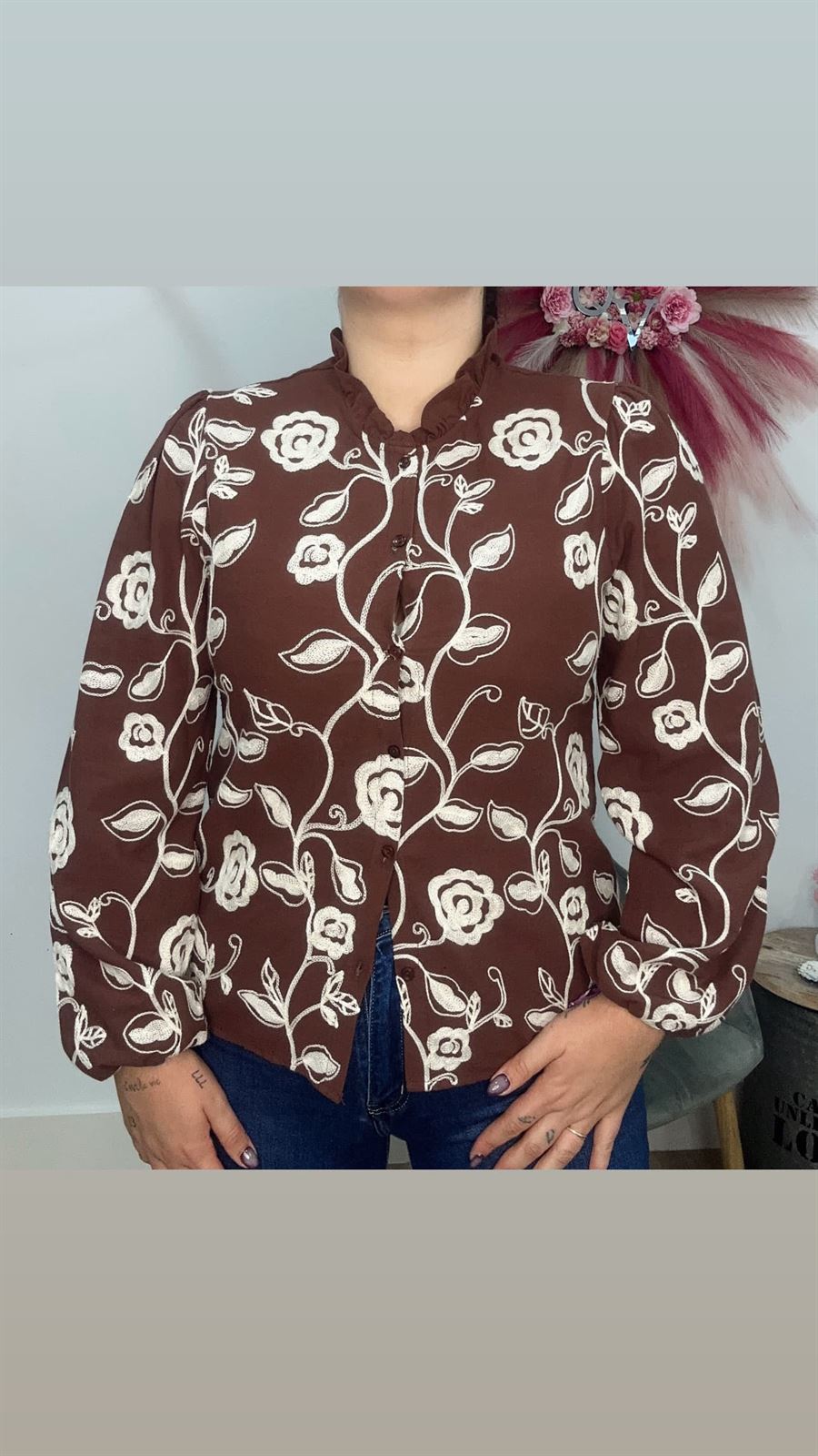 CAMISA CHOCOLATE BORDADA - Imagen 1