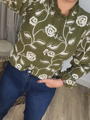 CAMISA VERDE BORDADA - Imagen 1