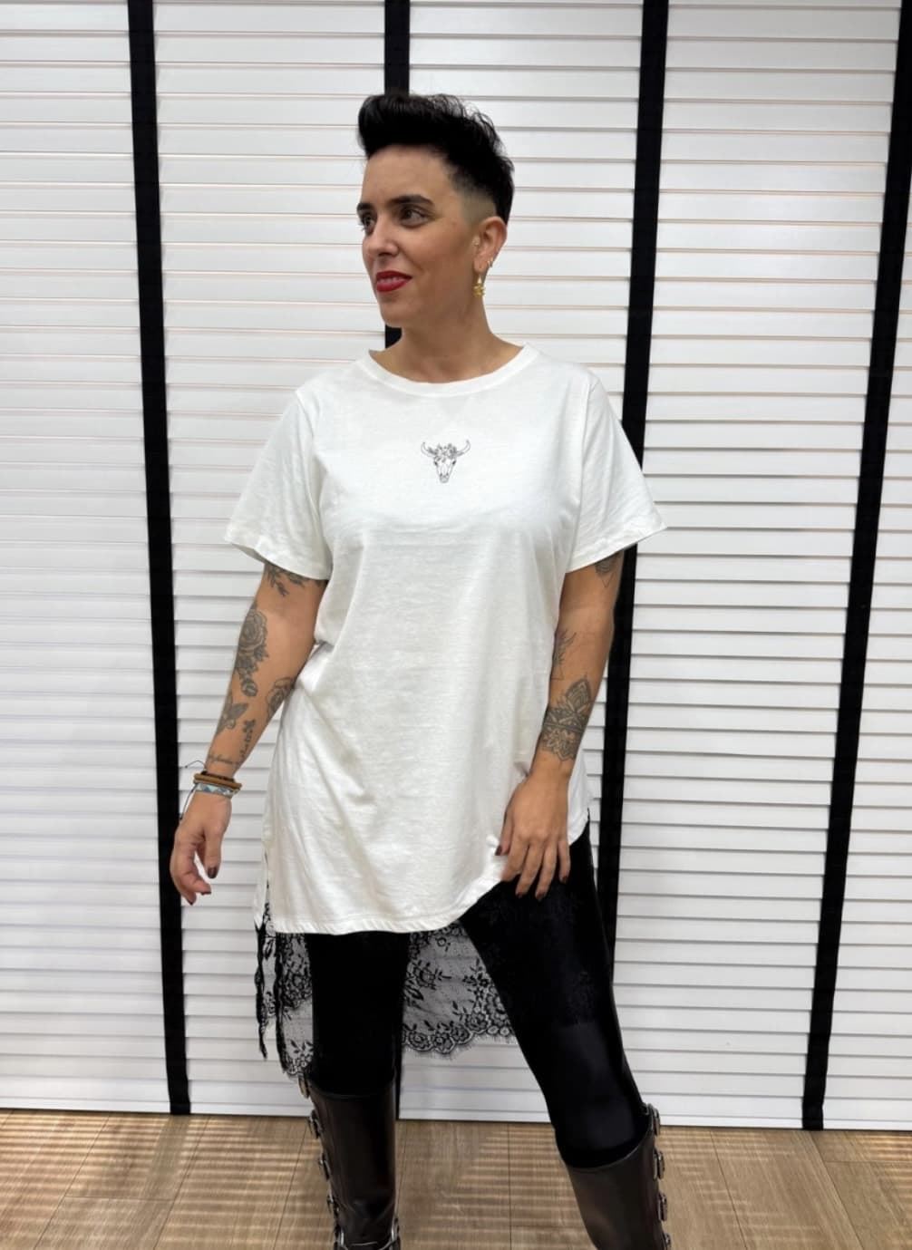 CAMISETA ASIMÉTRICA LOGO MAD INFLUENCE - Imagen 1