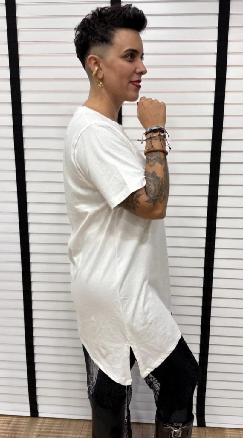 CAMISETA ASIMÉTRICA LOGO MAD INFLUENCE - Imagen 2