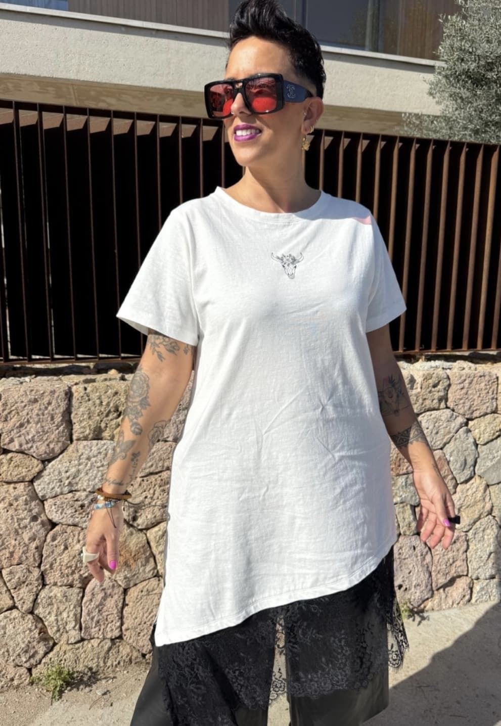 CAMISETA ASIMÉTRICA LOGO MAD INFLUENCE - Imagen 3