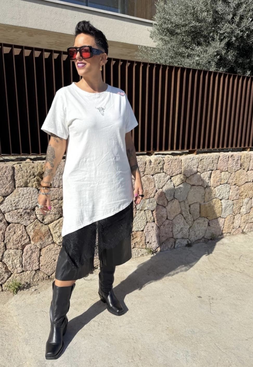 CAMISETA ASIMÉTRICA LOGO MAD INFLUENCE - Imagen 4