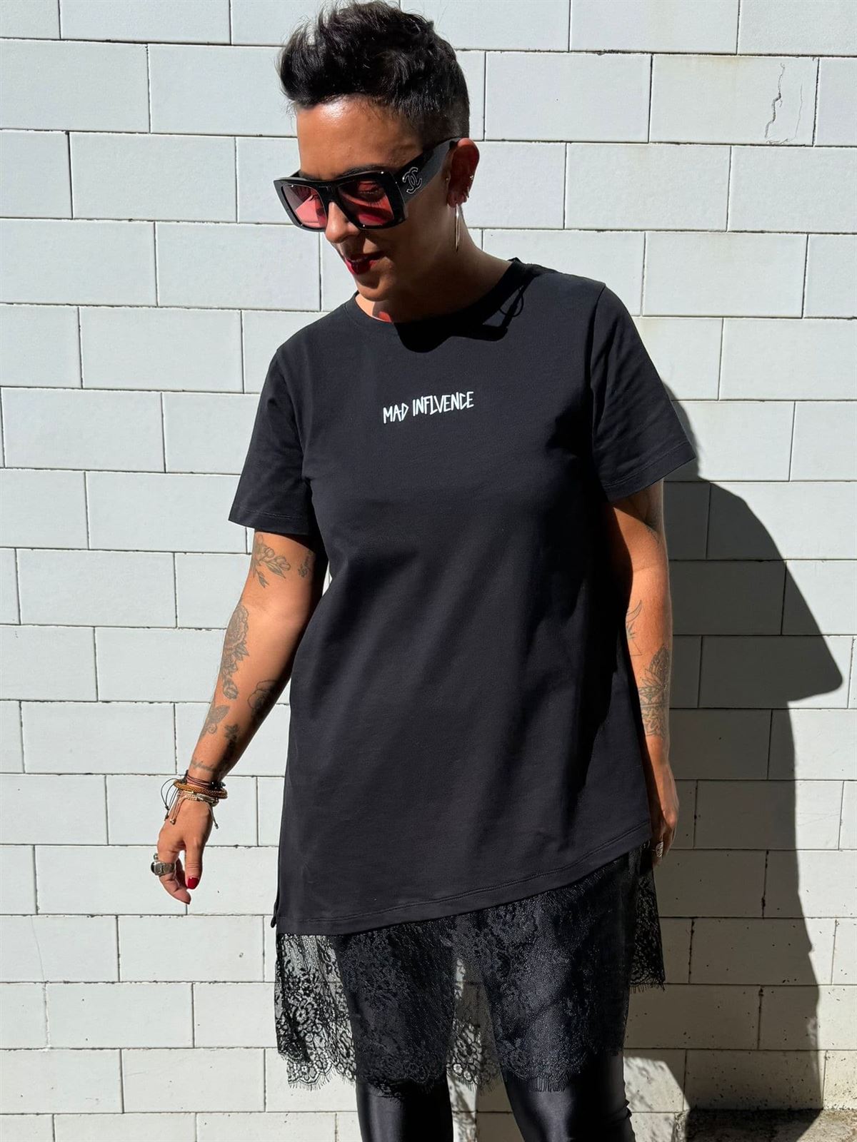 CAMISETA ASIMÉTRICA MAD INFLUENCE - Imagen 1