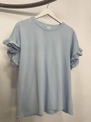 CAMISETA VOLANTE AZUL CELESTE - Imagen 1