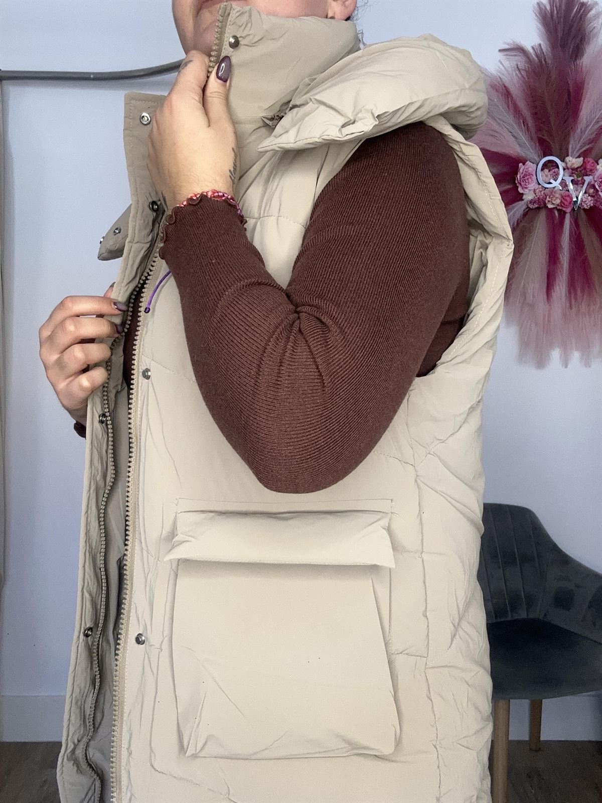 CHALECO LARGO ACOLCHADO TAUPE - Imagen 2