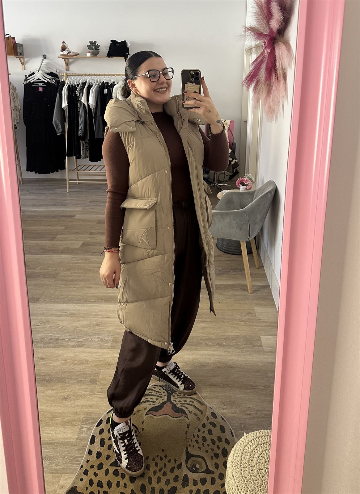 CHALECO LARGO ACOLCHADO TAUPE - Imagen 4