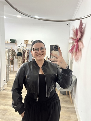 CHAQUETA POLIPIEL NEGRA CORTA - Imagen 2