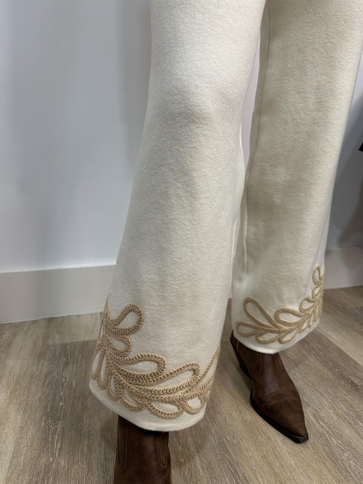 CONJUNTO PUNTO CREMA BORDADOS - Imagen 2