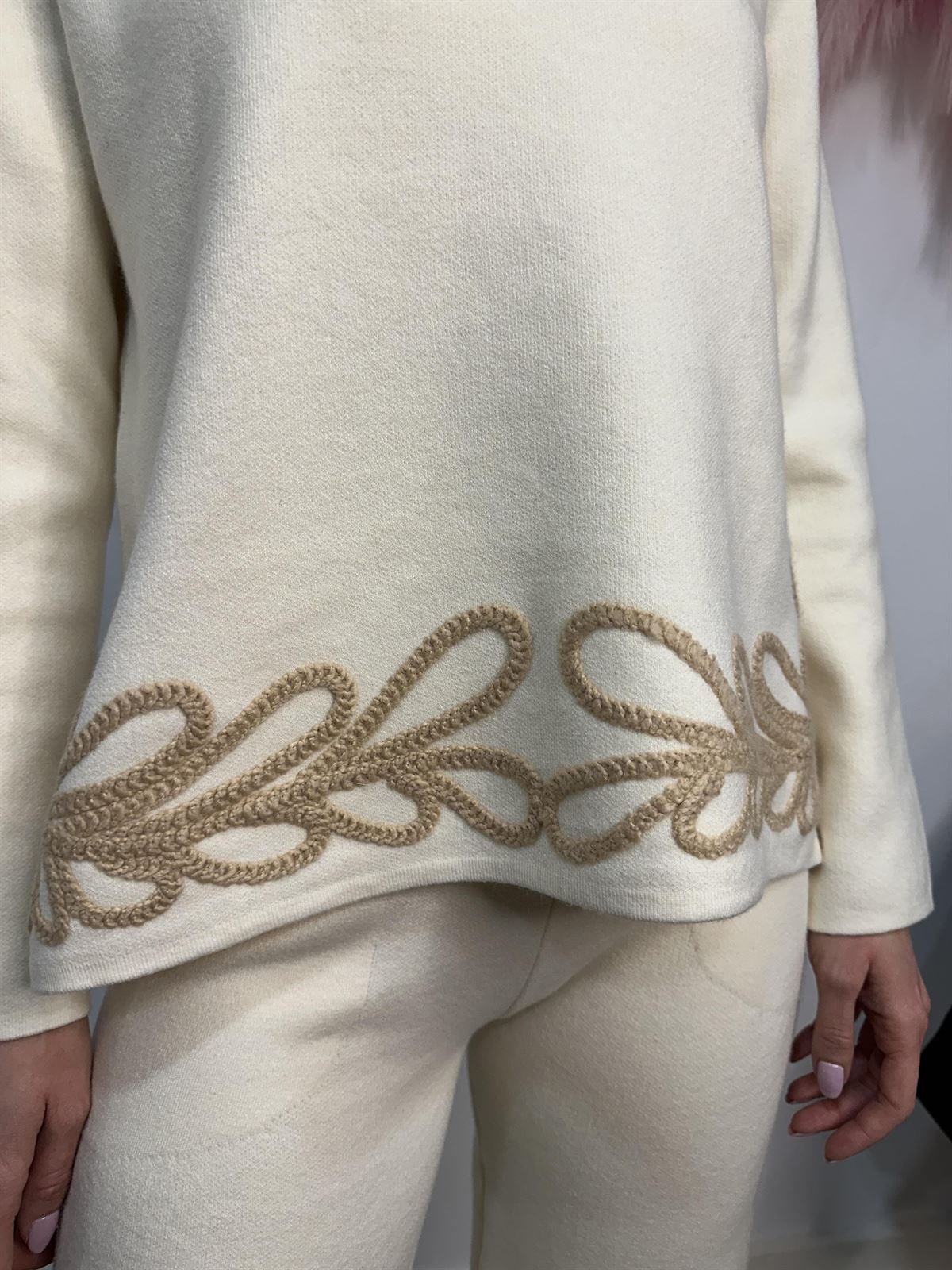 CONJUNTO PUNTO CREMA BORDADOS - Imagen 3