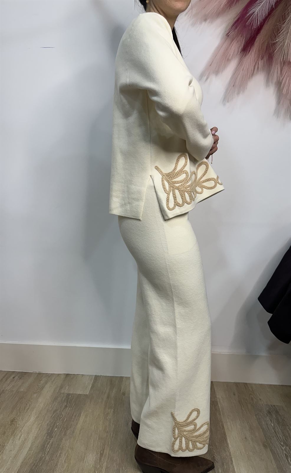 CONJUNTO PUNTO CREMA BORDADOS - Imagen 4