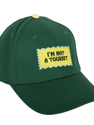 GORRA “I’M NOT A TOURIST” FISURA - Imagen 1