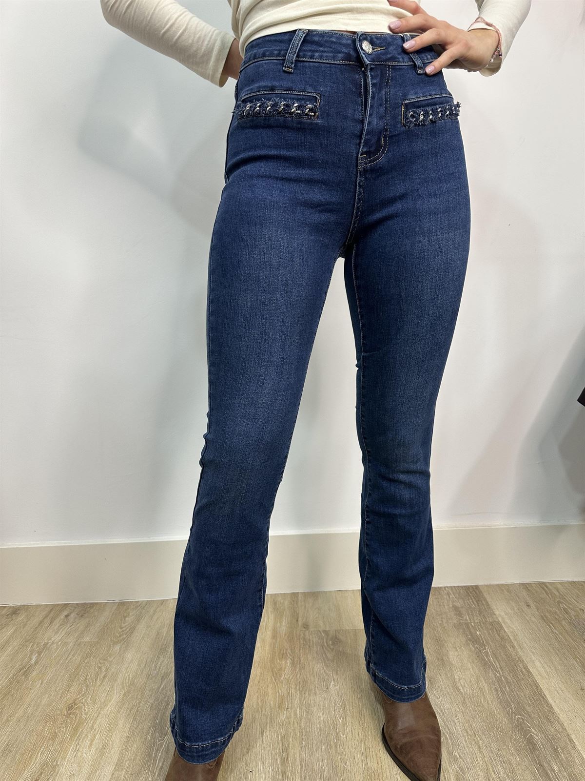 PANTALÓN VAQUERO CAMPANA DETALLE BOLSILLO - Imagen 2