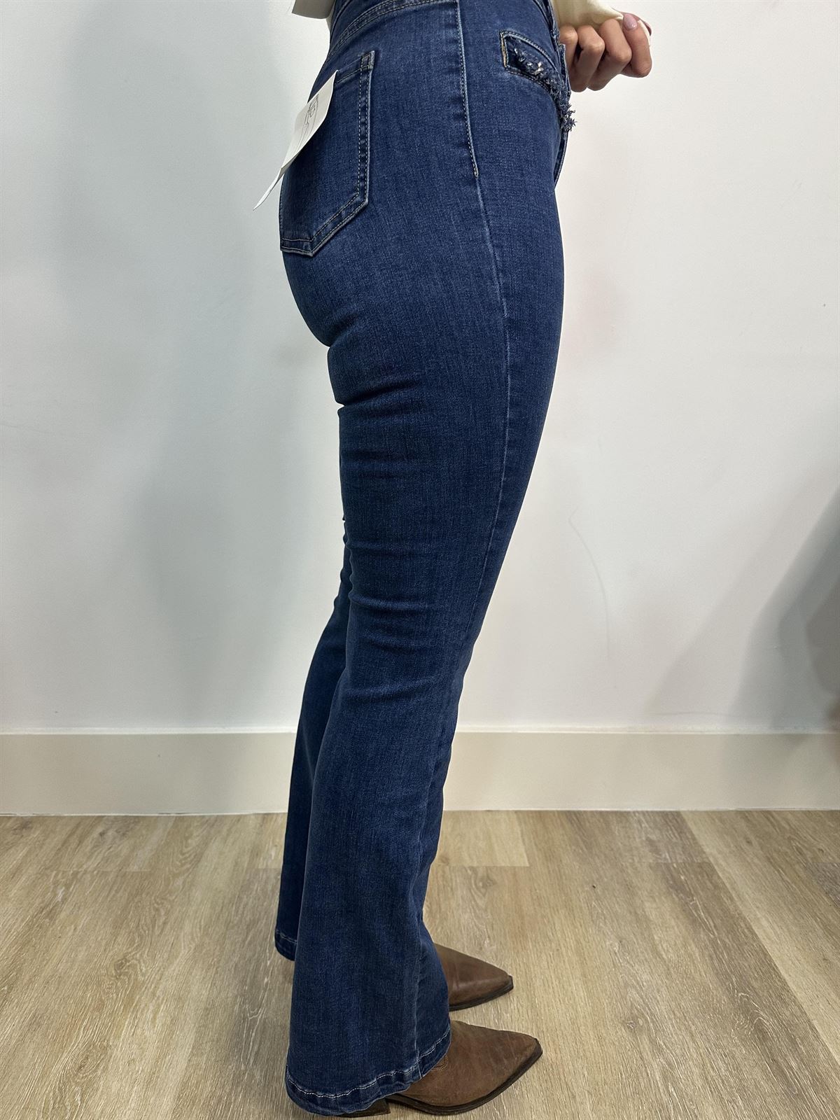 PANTALÓN VAQUERO CAMPANA DETALLE BOLSILLO - Imagen 3