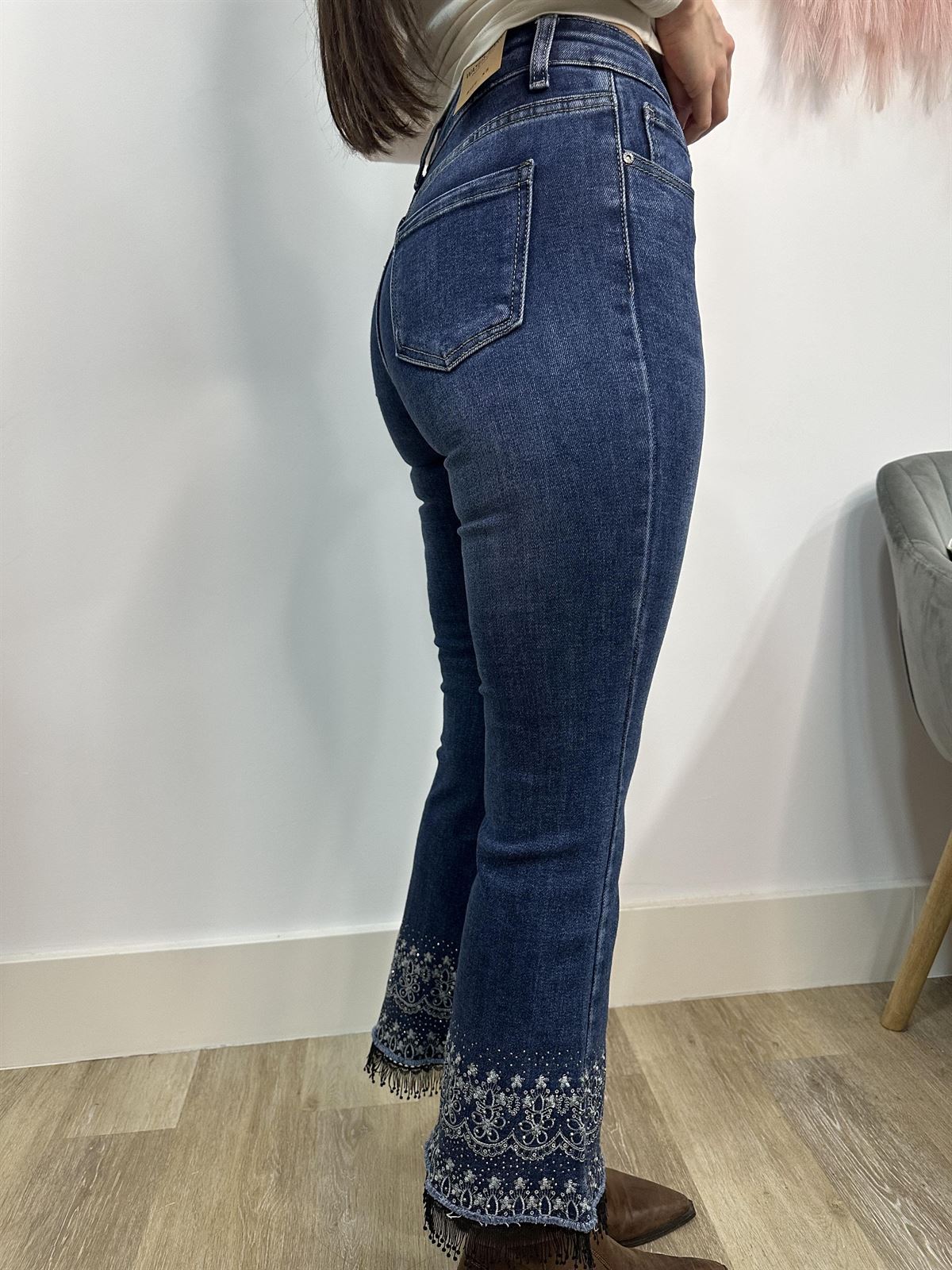 PANTALÓN VAQUERO FLARE FLECOS Y STRASS - Imagen 3