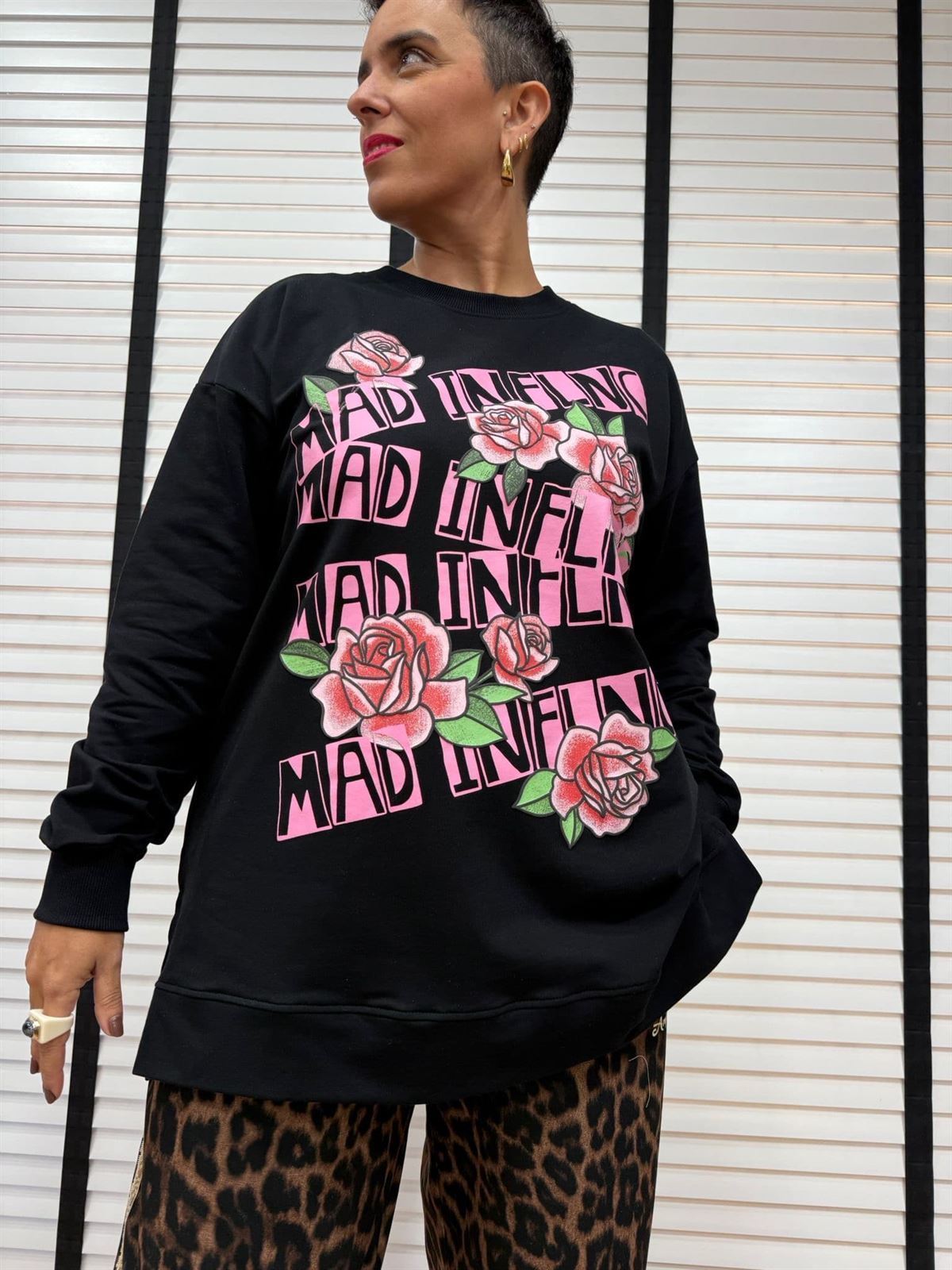 SUDADERA ROSAS NEGRA MAD INFLUENCE - Imagen 1