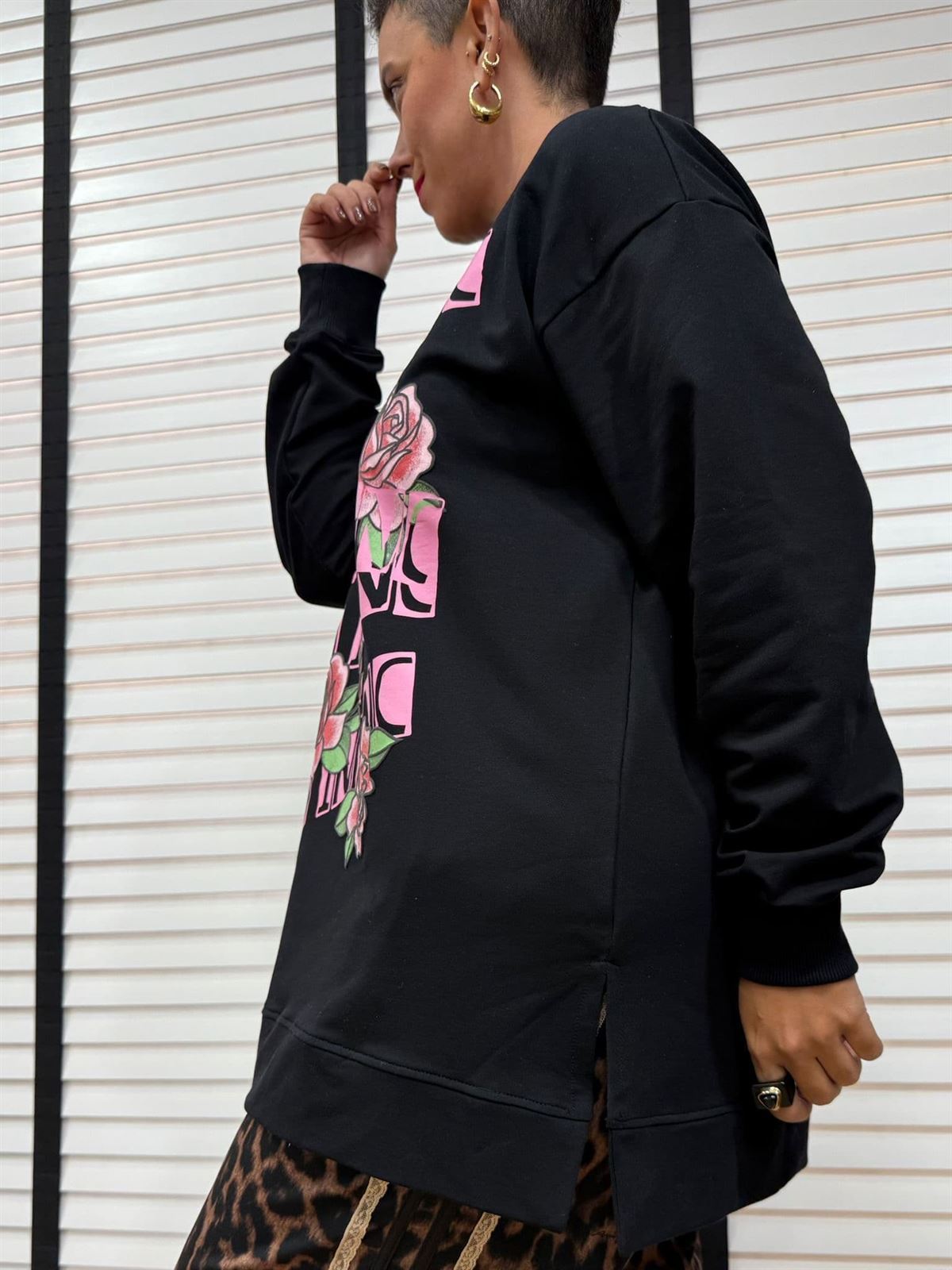 SUDADERA ROSAS NEGRA MAD INFLUENCE - Imagen 2