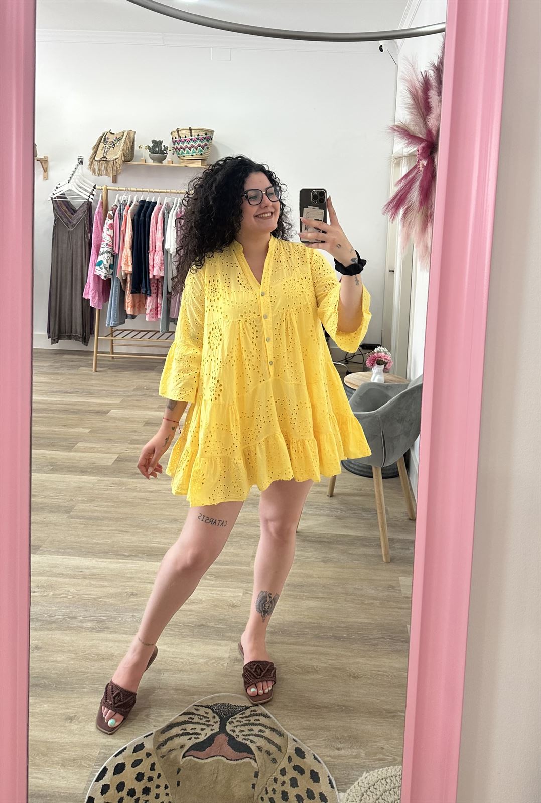 VESTIDO TROQUELADO AMARILLO - Imagen 2