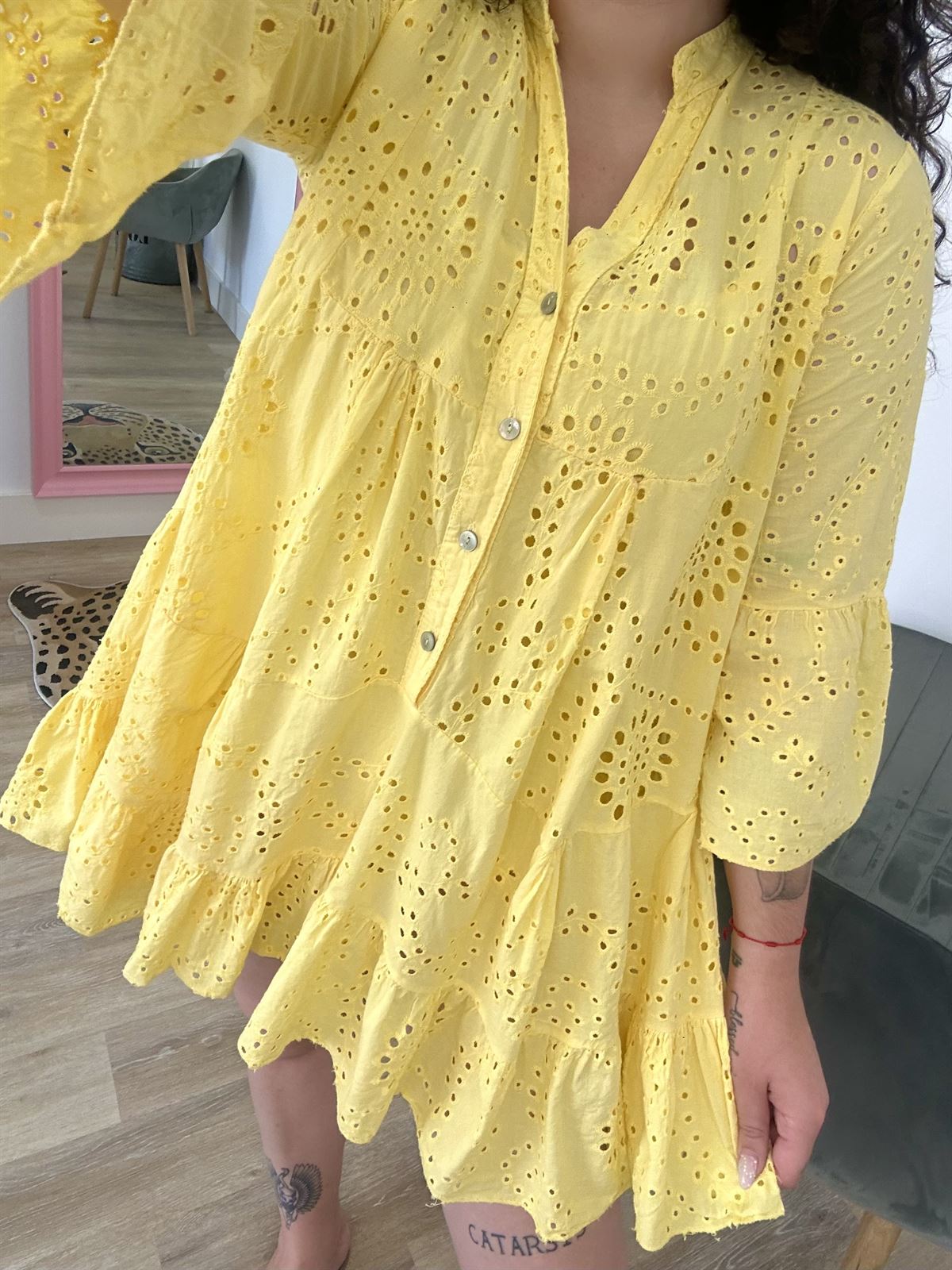 VESTIDO TROQUELADO AMARILLO - Imagen 3